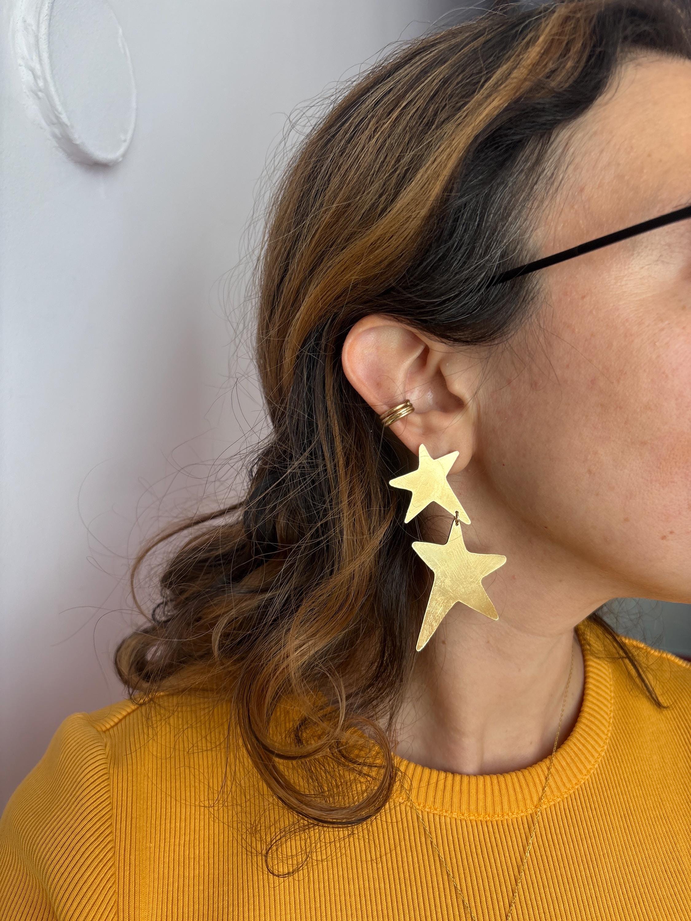 Orecchini Pendenti A Forma Di Stella A Cinque Punte, Colore Oro, In Metallo. Design Semplice E Moderno, Piccoli E Leggeri, Perfetti Per L'uso Quotidiano. Ideali Per Donne, Ragazze, E Come Regalo Per Compleanni O Feste. Dimensioni: 9,8 X 4,4 X 1,3 Cm.