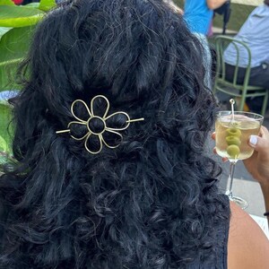 Horquilla de latón con forma de margarita hecha a mano: pasador para moño imagen 3