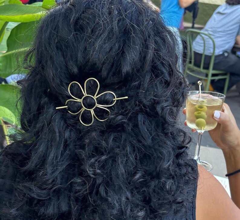 Horquilla de latón con forma de margarita hecha a mano: pasador para moño imagen 3