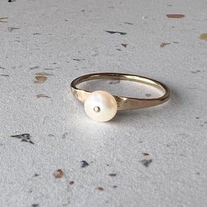 Handmade Riveted Button Pearl Ring in 14k Goldfill Delicate Pearl Handmade Ring 画像 1