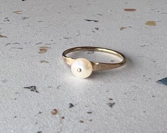 Bague faite main avec perle boutonnée rivetée en or 14 carats Bague faite main avec perle délicate