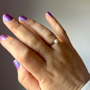 Handmade Riveted Button Pearl Ring in 14k Goldfill Delicate Pearl Handmade Ring 画像 3