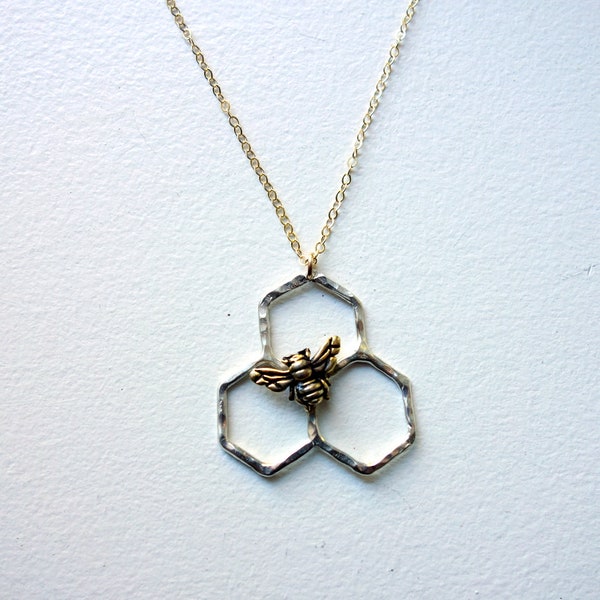 Colgante de peine de tres celdas en forma de panal de plata de ley hecho a mano con abeja chapada en oro de Rachel Pfeffer