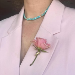 スターリングシルバー製ハンドラペルピンブローチ – 花のブートニエールを持つ