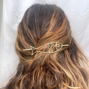 Barrette sardine faite main en épingle à cheveux, barrette poisson en laiton image 1