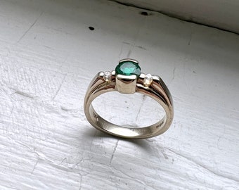 Bague diamant et émeraude Chatham faite main dans un sertissage vintage Rescue