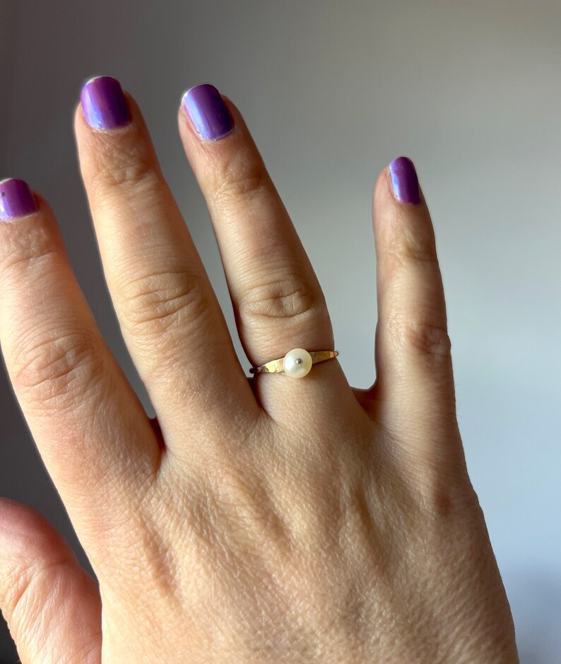 Handmade Riveted Button Pearl Ring in 14k Goldfill Delicate Pearl Handmade Ring 画像 5