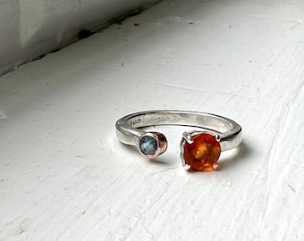 Bague deux pierres faite main Toi et Mio en argent sterling et or 14 carats, opale de feu mexicaine et diamant bleu