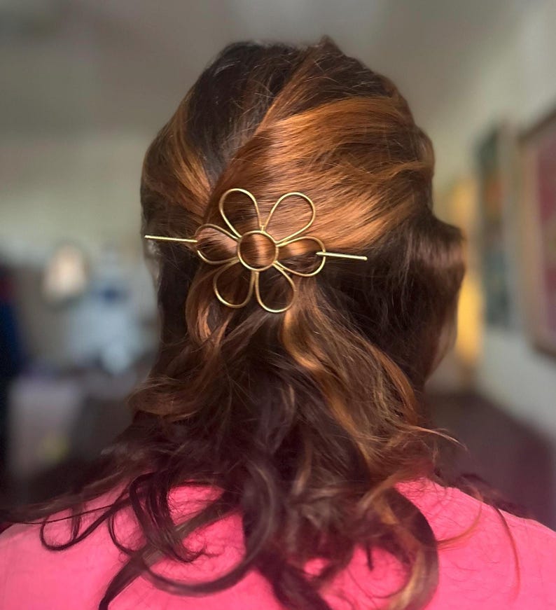 Horquilla de latón con forma de margarita hecha a mano: pasador para moño imagen 8
