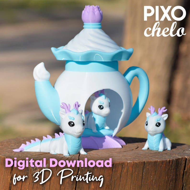 Peut inclure: Une th&eacute;i&egrave;re fantaisiste imprim&eacute;e en 3D, aux couleurs bleu clair et blanc, avec un dessus et une poign&eacute;e d&eacute;coratifs. La th&eacute;i&egrave;re abrite deux petites figurines de dragon, avec une autre figurine de dragon &agrave; proximit&eacute;. Le texte "Digital Download for 3D Printing" est visible.