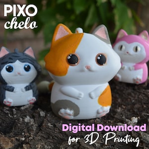 Puede incluir: Tres figuras de gato impresas en 3D, una naranja, blanca y gris, una gris y blanca, y una rosa. Las figuras tienen ojos grandes y están sentadas sobre una superficie de madera. El texto "Descarga digital para impresión 3D" está escrito en letras rosas en la parte inferior de la imagen.