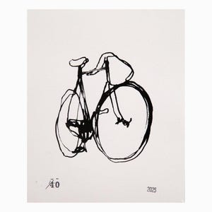 Pode incluir: Um desenho a preto e branco de uma bicicleta com um cesto no guiador. O desenho é assinado com "40" e datado de "2025".