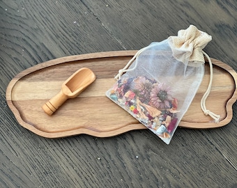 Bandeja larga de madera, mini cuchara y bolsa de ingredientes para pociones.