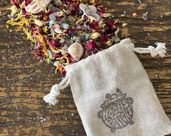 Bolsa de pociones: flores, pétalos, conchas y cristales mágicos.
