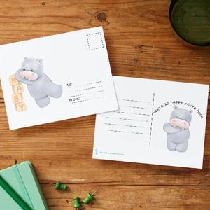 Bienvenue à la maison, bébé : carte postale téléchargeable sur le thème du safari avec un hippopotame et des blocs pour un souvenir nouveau-né