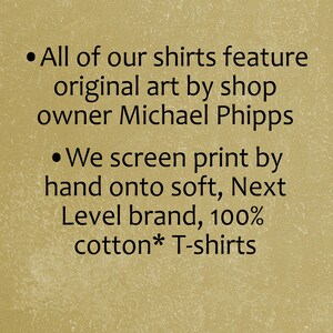 Op de afbeelding: Tekst op een getextureerde, bruingele achtergrond. De tekst luidt: "Al onze shirts zijn voorzien van originele kunst van winkeleigenaar Michael Phipps. We zeefdrukken met de hand op zachte, Next Level-shirts van 100% katoen*."