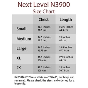 Op de afbeelding: Maattabel voor Next Level N3900 shirts. Afmetingen voor borst en lengte in inches en centimeters. Maten vari&euml;ren van Small (82,5 cm borst, 64,5 cm lengte) tot 2X (108 cm borst, 70,75 cm lengte).