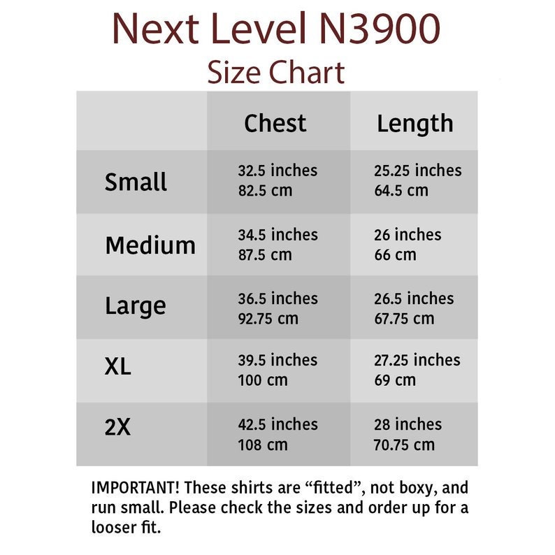 Op de afbeelding: Maattabel voor Next Level N3900 shirts. Afmetingen voor borst en lengte in inches en centimeters. Maten vari&euml;ren van Small (82,5 cm borst, 64,5 cm lengte) tot 2X (108 cm borst, 70,75 cm lengte).