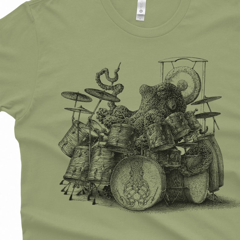 Koszula z ośmiornicą grającą na perkusji-koszula męska z ośmiornicą-koszulka z ośmiornicą prezent-prezent dla perkusisty koszulka z ośmiornicą koszulka perkusisty koszulka perkusisty Light Olive