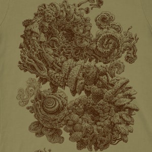 Op de afbeelding: Olijfgroen t-shirt met een gedetailleerde bruine illustratie van diverse paddenstoelen en schimmels. Het ontwerp toont een complexe opstelling van verschillende paddenstoelsoorten, wat een gedetailleerd botanisch thema cre&euml;ert.