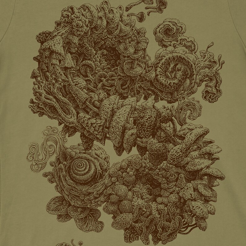 Op de afbeelding: Olijfgroen t-shirt met een gedetailleerde bruine illustratie van diverse paddenstoelen en schimmels. Het ontwerp toont een complexe opstelling van verschillende paddenstoelsoorten, wat een gedetailleerd botanisch thema cre&euml;ert.