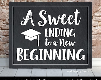 Puede incluir: Un cartel imprimible en blanco y negro con el texto "A Sweet Ending to a New Beginning" y un gráfico de gorro de graduación. El cartel mide 12,7 x 17,8 cm y 20,3 x 25,4 cm.