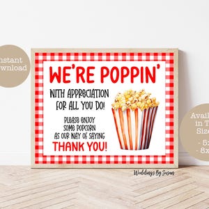 Op de afbeelding: Een handgemaakt houten bord met de tekst "Welcome" in een speels lettertype. Het bord heeft een verweerde afwerking en een natuurlijke houtnerf achtergrond, ideaal voor een voordeur of entree. Meet ongeveer 30 cm breed.