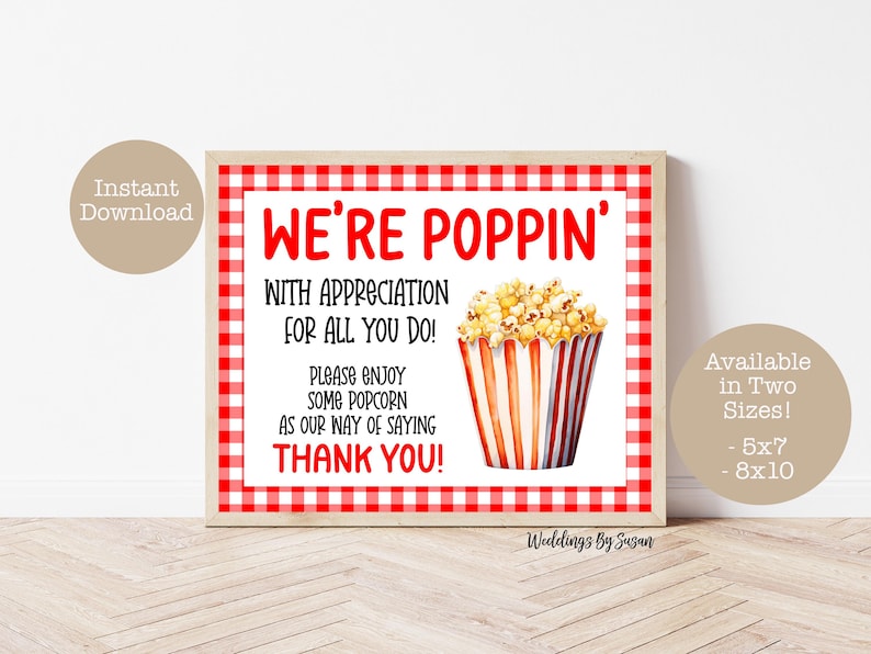 Op de afbeelding: Een handgemaakt houten bord met de tekst "Welcome" in een speels lettertype. Het bord heeft een verweerde afwerking en een natuurlijke houtnerf achtergrond, ideaal voor een voordeur of entree. Meet ongeveer 30 cm breed.