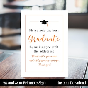 Op de afbeelding: Printbare bord met een zwarte afstudeerhoed en de tekst "Please help the busy Graduate by making yourself the addressee. Please write your name and address on an envelope. Thank you!" in oranje tekst. Het bord is 5x7 en 8x10 inch.
