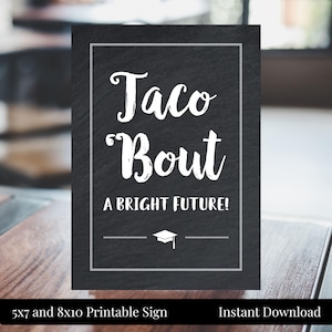 Peut inclure: Une pancarte imprimable noir et blanc avec le texte "Taco Bout A Bright Future!" et une icône de chapeau de graduation. La pancarte mesure 5x7 et 8x10 pouces.