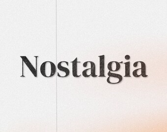 以下が含まれることがあります： 白い背景に黒い文字で「ノスタルジア」と書かれた画像。下部にオレンジ色のグラデーションがわずかに見られる。