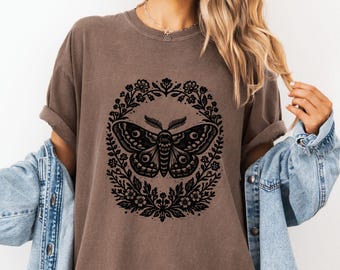 Camiseta Dark Academia con estampado de polilla en linóleo / Camiseta con estampado de polilla Luna en linóleo / Camiseta de senderismo estilo años 90 / Camiseta con estampado de naturaleza