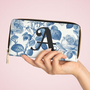 Cartera de mujer con monograma floral, cartera de cuero vegano con nombre personalizado y rosa azul, cartera con cremallera Jouy de Toile personalizada, cartera larga de cuero PU