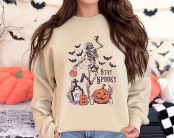 ステイ・スプーキー・スウェットシャツ、ハロウィンクルーネックスウェットシャツ、スケルトンシャツ、パンプキンスウェットシャツ、かわいい秋セーター、不気味な季節