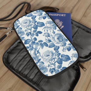 Portfel na paszport Blue Rose, kwiatowy uchwyt na paszport, boho uchwyt na dokumenty i karty kredytowe, estetyczny pokrowiec, lekka mała torba podróżna