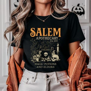 Camiseta de Halloween de Salem Apothecary / Camiseta vintage de Halloween / Camiseta de bruja de Salem / Camiseta de Halloween de Dark Academia / Camiseta de bruja de Salem