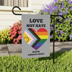 LGTBQ + Ally Garden Flagge, Unterstützung Gay Community Hausfahne, Queer Ally Inclusive Yard Flagge, Anti Trump Liebe, nicht Hass macht Amerika großes Zeichen