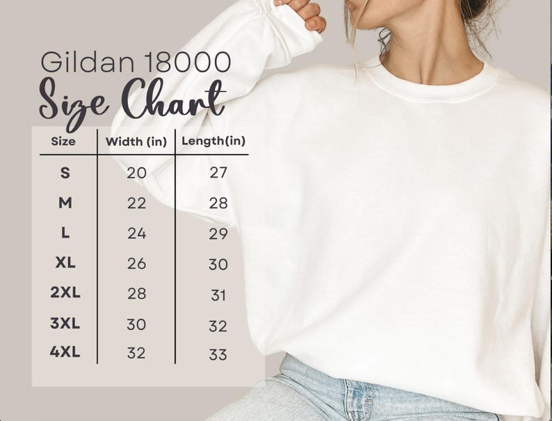 K&ouml;nnte beinhalten: Ein wei&szlig;es Gildan 18000 Sweatshirt mit einer Gr&ouml;&szlig;entabelle. Die Tabelle listet die Gr&ouml;&szlig;en S bis 4XL mit den entsprechenden Breiten- und L&auml;ngenma&szlig;en in Zoll auf. Das Sweatshirt wird von einer Person getragen, die eine blaue Jeans tr&auml;gt.