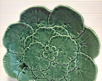 Faiancas Belo Portugal — Plato antiguo de mayólica verde esmeralda con forma de hoja de geranio y nenúfar