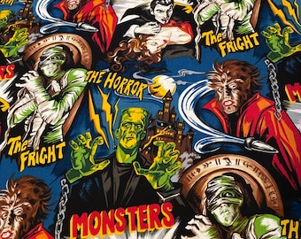 Peut inclure: Un tissu bleu et blanc avec un motif répété de monstres de films d'horreur classiques. Le tissu présente des images de Frankenstein, Dracula, la Momie et le Loup-garou. Le texte "Monsters", "The Fright" et "The Horror" est répété sur tout le tissu.
