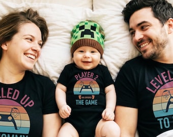 Familie bijpassende shirts: mama, papa en speler 2, speler 3, speler 4. Gender onthullende feestshirts