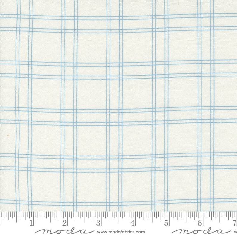 Moda Fabrics, Shoreline de Camille Roskelley, cuadros azul claro sobre blanco roto, 55302-11, tela de algodón 100% acolchado imagen 1