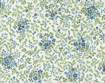 Moda Fabrics, Shoreline de Camille Roskelley, pequeñas flores azules y verdes sobre blanco, 55304-11, tela de algodón 100% acolchado