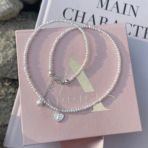 Delicado collar de perlas con letra inicial, gargantilla de cuentas con inicial de plata esterlina, joyería personalizada de plata 925, gargantilla personalizada minimalista