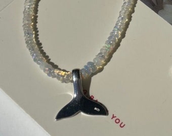 Collar de cola de ballena de ópalo: joyería playera de plata de ley