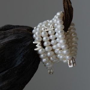 Anillo de perla con letra inicial, anillo de perla de academia oscura, joyería de cuentas de plata esterlina, anillo apilable de piedras preciosas personalizado, regalo de Navidad