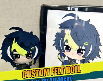 Puede incluir: Una muñeca de peluche con cabello azul oscuro, un mechón amarillo y grandes ojos oscuros, junto a una tableta que muestra una ilustración digital a juego. Una franja amarilla inferior dice CUSTOM FELT DOLL (10,15,20,30,40cm).