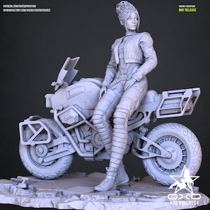 Può includere: Figurina stampata in 3D di una donna in abbigliamento futuristico, seduta su una moto. La moto presenta dettagli meccanici intricati, e la donna indossa una giacca e pantaloni. Il testo "SHOOT & RIDE" è visibile sulla moto.