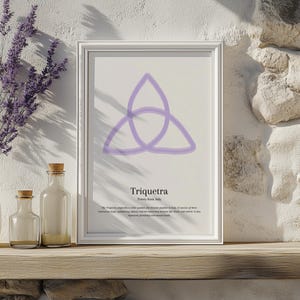Puede incluir: Una impresión enmarcada en blanco con un símbolo Triquetra morado y el texto "Triquetra" y "Trinity Knot, Celtic". La impresión está en un estante de madera con dos botellas de vidrio y un ramo de lavanda.