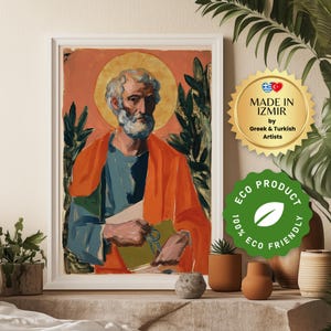 Può includere: Dipinto incorniciato di un uomo con barba bianca e aureola, che indossa una tunica blu e una veste arancione, con in mano un libro e delle chiavi. L'opera d'arte è ambientata su uno sfondo color pesca con fogliame verde. La cornice è bianca e l'immagine ha un sigillo dorato con la scritta "Made in Izmir by Greek & Turkish Artists" e un sigillo verde con la scritta "Eco Product 100% Eco Friendly".